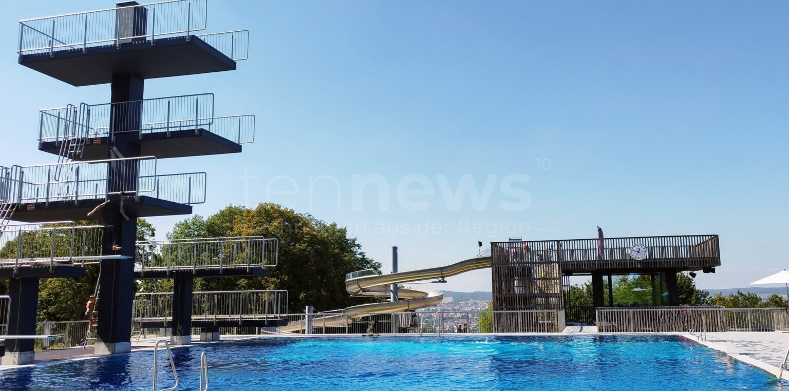 DONAUWÖRTH - 🏊‍♀️ Einser-Schüler haben am Montag (04.08.2025) freien Eintritt ins Freibad! Plus günstige Ferientickets für alle! 🎟️