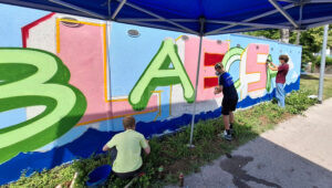 SCHWABACH - 🎨 Graffiti-Projekt zum Städtepartnerschafts-Jubiläum (25.-27.07.2025)! Jugendliche sprayen Banner für Les Sables d'Olonne und kolorieren Wand! 🇫🇷