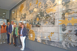 SCHWABACH - 🎨 Großzügige Schenkung! Künstlerin Babette Ueberschär schenkt Stadt 300 kg schwere "Goldstrand"-Installation! ✨