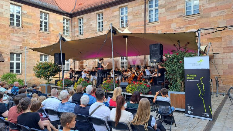 SCHWABACH - 🎵 Festkonzert morgen Abend (24.07.2025)! Ensembles aus Les Sables und Schwabach im Innenhof des Alten DG - Eintritt frei! 🎶