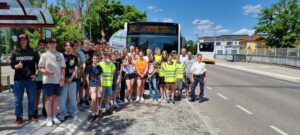 SCHWABACH - 🚌 Schulbuslotsen starten am Donnerstag (0.07.2025): 40 Realschüler sichern Haltestelle in gelben Westen – Polizei lobt Engagement! 👏
