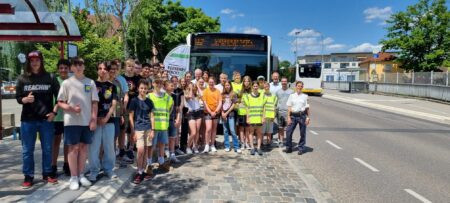 SCHWABACH - 🚌 Schulbuslotsen starten am Donnerstag (0.07.2025): 40 Realschüler sichern Haltestelle in gelben Westen – Polizei lobt Engagement! 👏