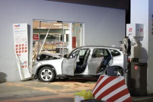 HILPOLTSTEIN - 🚨 Auto kracht in Tankstelle am Donnerstag (03.07.2025): Frau (42) festgenommen nach Angriff auf Mann (26) – Kripo bittet um Hinweise! 🛑