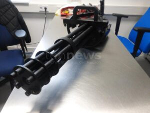 HOF - 🔫 Zoll stoppt illegale Softair-Waffe aus Hongkong! Vollautomatische Waffe sichergestellt - Geschosse mit bis zu 130 Metern pro Sekunde! 📦