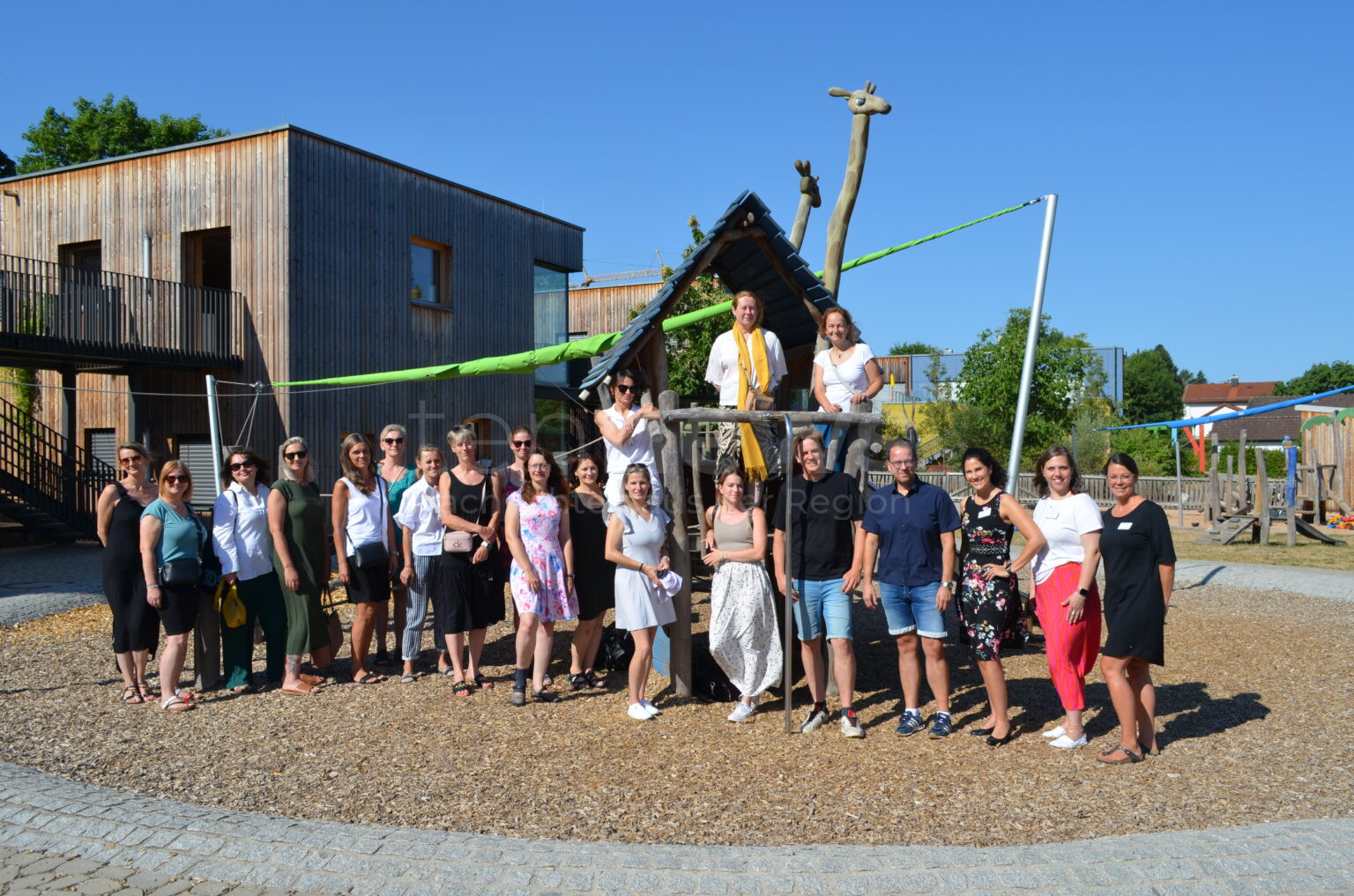 NEUMARKT IN DER OBERPFALZ - 🏡 Kinderhaus Regenbogen zeigt sich am Dienstag (01.07.2025) als ökologisches Vorbild – Stiftung "Grüner Schatz" beeindruckt! 🌱