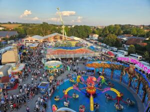 PFAFFENHOFEN – Freitag (25.07.2025): 75. Volksfest Pfaffenhofen mit Musik, Fahrspaß, Bio-Bier & Jubiläumsprogramm – Highlight: Dartabend & Feuerwerk 🎯🍻🎆