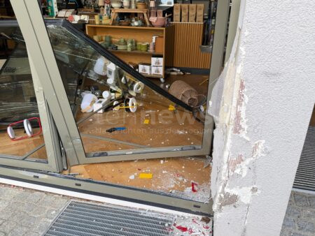 SCHROBENHAUSEN - 🚗 Verwechslung von Gas und Bremse am Donnerstag (03.07.2025)! Seniorin rast mit Auto in Schaufenster - mehrere Zehntausend Euro Schaden! 💥