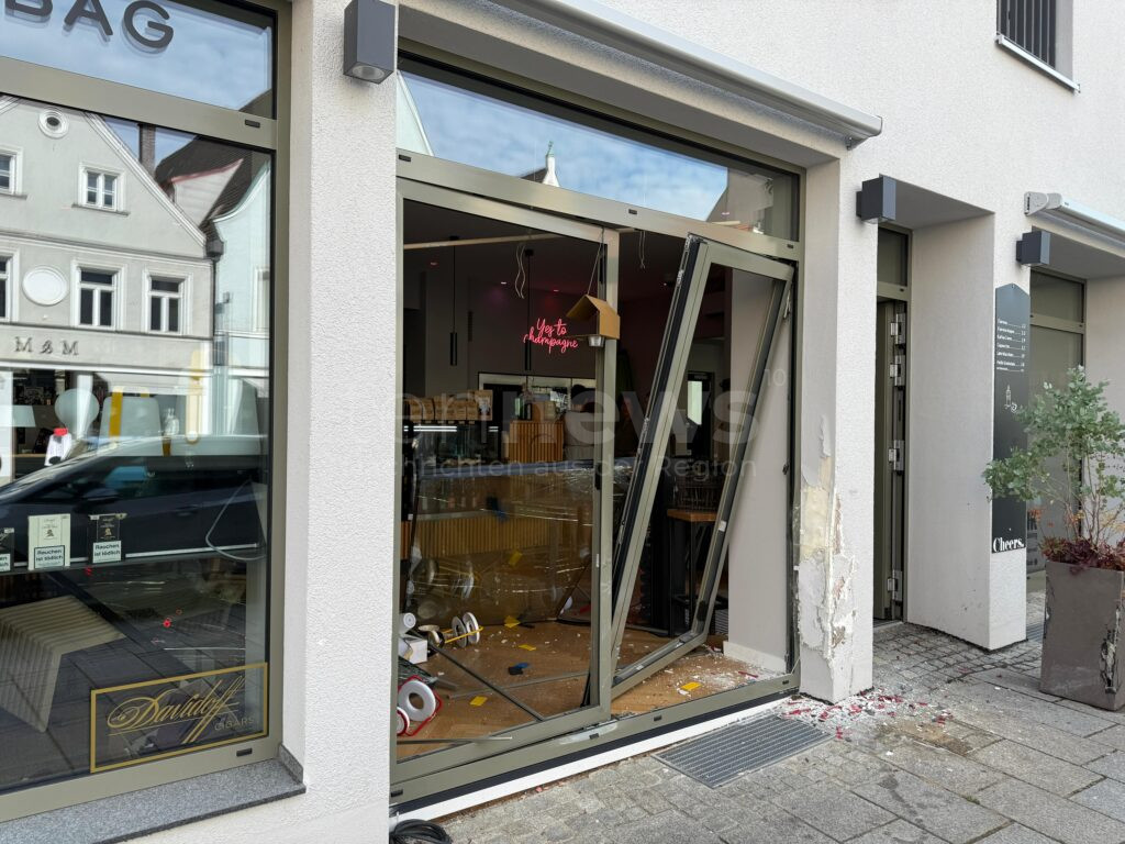SCHROBENHAUSEN - 🚗 Verwechslung von Gas und Bremse am Donnerstag (03.07.2025)! Seniorin rast mit Auto in Schaufenster - mehrere Zehntausend Euro Schaden! 💥