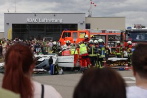 DINKELSBÜHL - 🚁 Tausende feierten am Samstag (12.07.2025) zehn Jahre Luftrettung "Christoph 65" mit spektakulären Shows und zwei Hubschraubern! 🎉