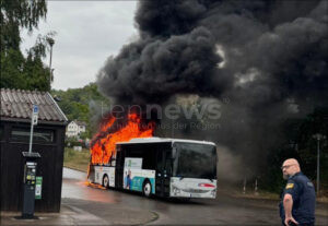 EICHSTÄTT - 🔥 Bus brennt am Montag (14.07.2025) komplett aus! Volksfestplatz-Parkplatz unter schwarzen Rauchwolken - 100.000 Euro Schaden! 🚒