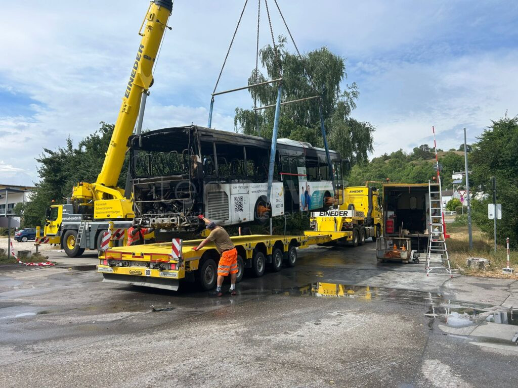 EICHSTÄTT - 🔥 Bus brennt am Montag (14.07.2025) komplett aus! Volksfestplatz-Parkplatz unter schwarzen Rauchwolken - 100.000 Euro Schaden! 🚒