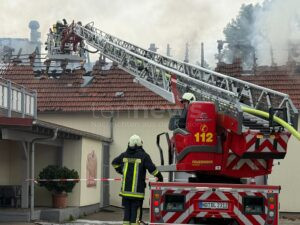 KARLSHULD - 🔥 Brand am Sonntag (28.07.2025) an der Hauptstraße! Dachstuhl einer Gaststätte brennt komplett ab - 150.000 Euro Schaden! 🚒