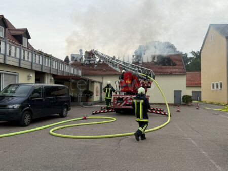 KARLSHULD - 🔥 Dachstuhlbrand am Samstag (26.07.2025)! Feuerwehr stoppt Flammen, Kinder evakuiert und betreut. 🧸