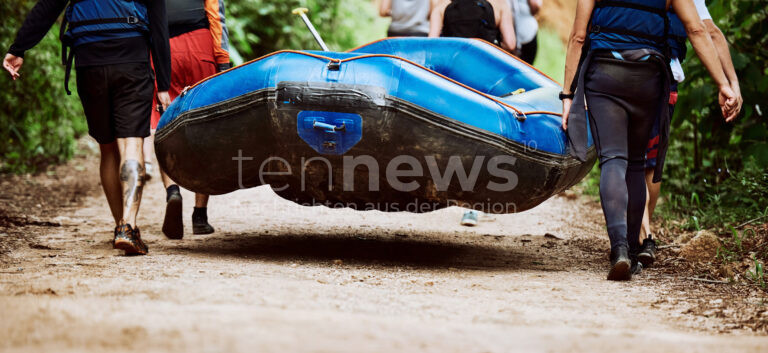 PULLACH IM ISARTAL - ⛵ Schlauchboot kentert am Sonntag (06.07.2025) an Wehranlage! Fünf Münchner ignorierten Warnschilder - drei alkoholisiert! ⚠