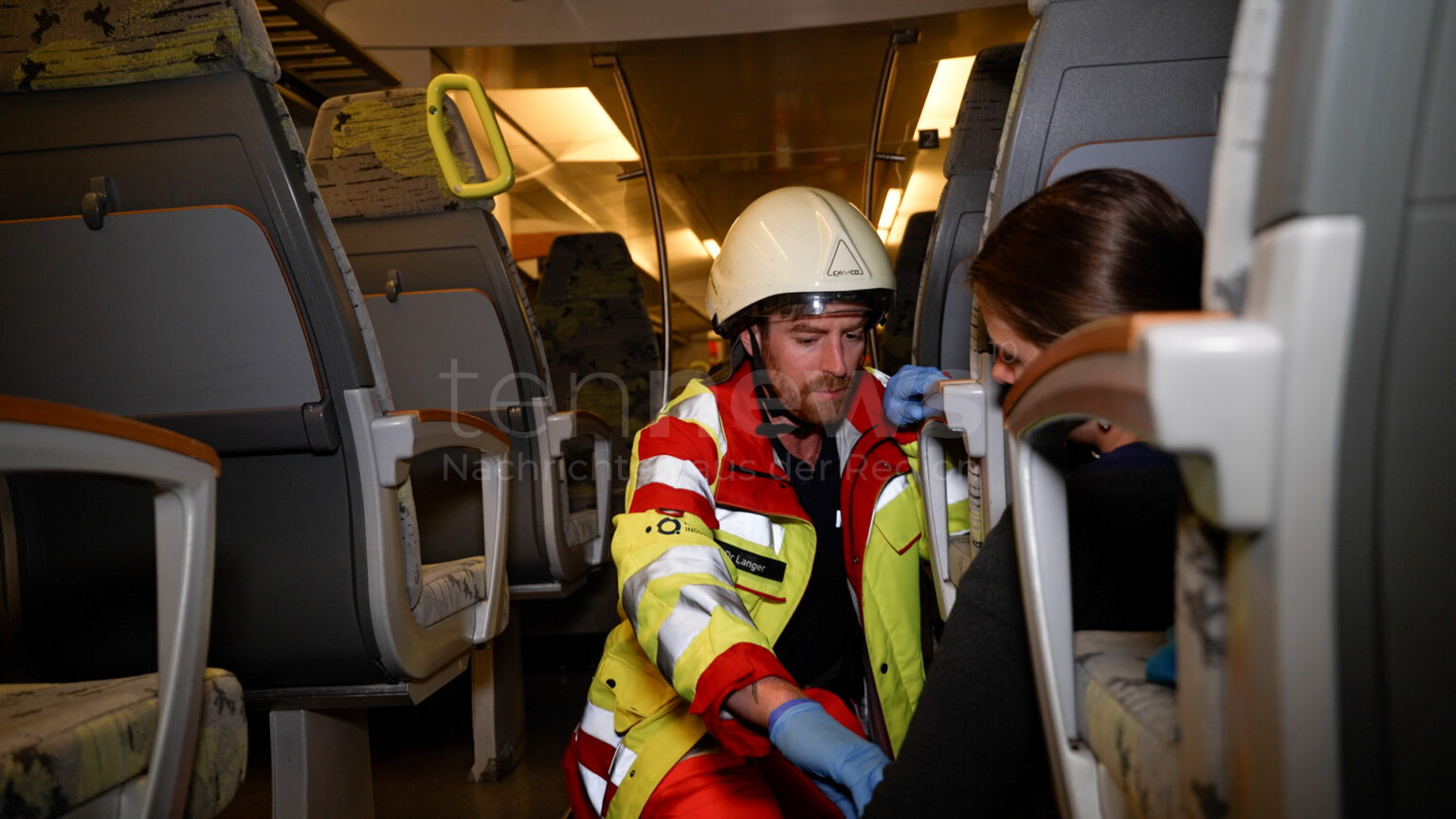 NEUBURG AN DER DONAU - 🚂 Drama-Übung am Freitag (18.07.2025)! Auto kollidiert mit Zug und Kind darunter eingeklemmt - 53 Statisten spielen Horror-Szenario! 🚒