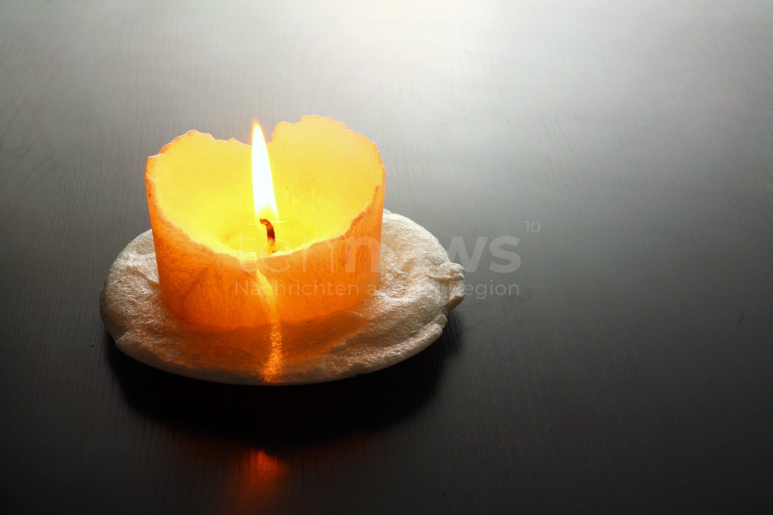 GERSTHOFEN - 🕯️ Brand in Hotel am Mittwoch (02.07.2025)! Gast ließ Kerze brennen - Schwelbrand an Tisch und Kabelschacht! 🔥