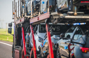 A9 BEI ALLERSHAUSEN - 🚛 Auto-Transporter rutscht am Montag (21.07.2025) auf nasser A9! Neuwagen fällt von Anhänger - 120.000 Euro Schaden! 💰