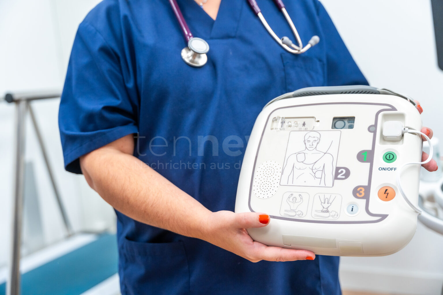 ERGOLDING - 💔 Defibrillator am Samstag (16.08.2025) aus Feuerwehrhaus gestohlen! Trio flüchtet zu Fuß - Feuerwehr fordert Rückgabe des Lebensretters! 🚨