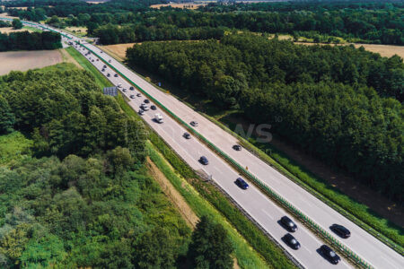 A93 BEI ELSENDORF - 🌀 Auto kracht am Dienstag (09.07.2025) auf der A93 erst in rechte Leitplanke, dann in Mittelschutzplanke - vier Verletzte! 💥