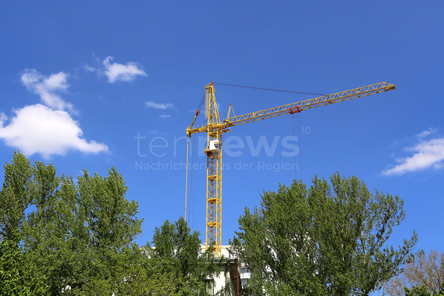 BAD KISSINGEN - 🏗️ Baukran stürzt am Montag (07.07.2025) in Nachbargarten! Hubsteiger schwer beschädigt - Zehntausende Euro Schaden! ⚠️