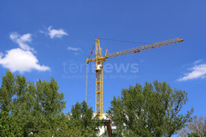 BAD KISSINGEN - 🏗️ Baukran stürzt am Montag (07.07.2025) in Nachbargarten! Hubsteiger schwer beschädigt - Zehntausende Euro Schaden! ⚠️