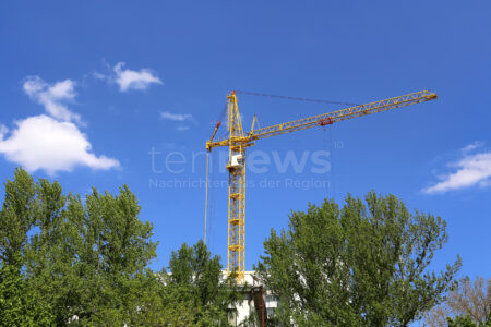 BAD KISSINGEN - 🏗️ Baukran stürzt am Montag (07.07.2025) in Nachbargarten! Hubsteiger schwer beschädigt - Zehntausende Euro Schaden! ⚠️