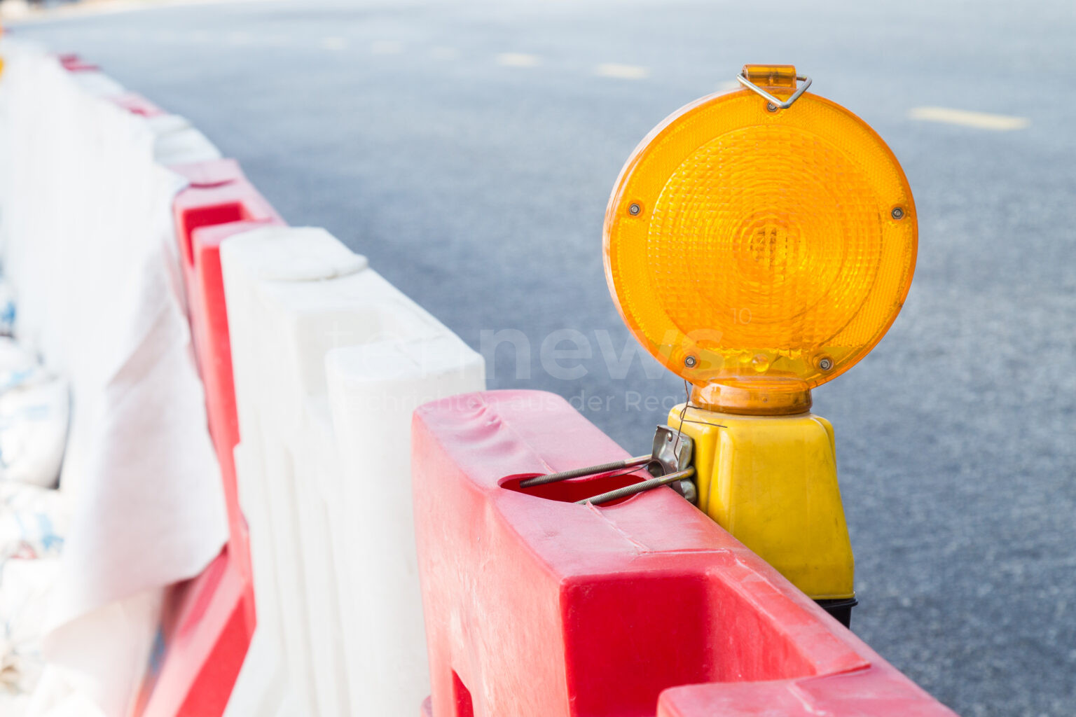 GAIMERSHEIM - ⚠️ Schwerer Betriebsunfall am Montag (21.07.2025)! Straßenwalze erfasst Arbeiter beim Rückwärtsfahren - schwer verletzt! 🚧
