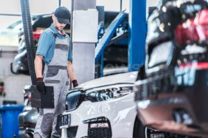 MÜNCHEN - 📉 BMW-Gewinn brich (31.07.2025) um 29 Prozent ein! Zölle und China-Probleme kosten Milliarden! 🚗