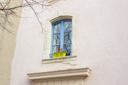 BAYERN – ☀️ Erfahren Sie, warum der Sommer die beste Zeit für einen Fensteraustausch ist und wie moderne Fenster Energiekosten senken und Komfort steigern! 🏠