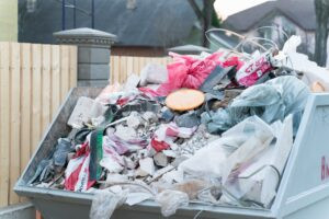 GRABEN - 🪟 Unbekannte kippen am Dienstag (15.07.2025) alte Fenster illegal in Container - 1.500 Euro Schaden, Polizei ermittelt wegen wegen Umweltdelikt! 🚧