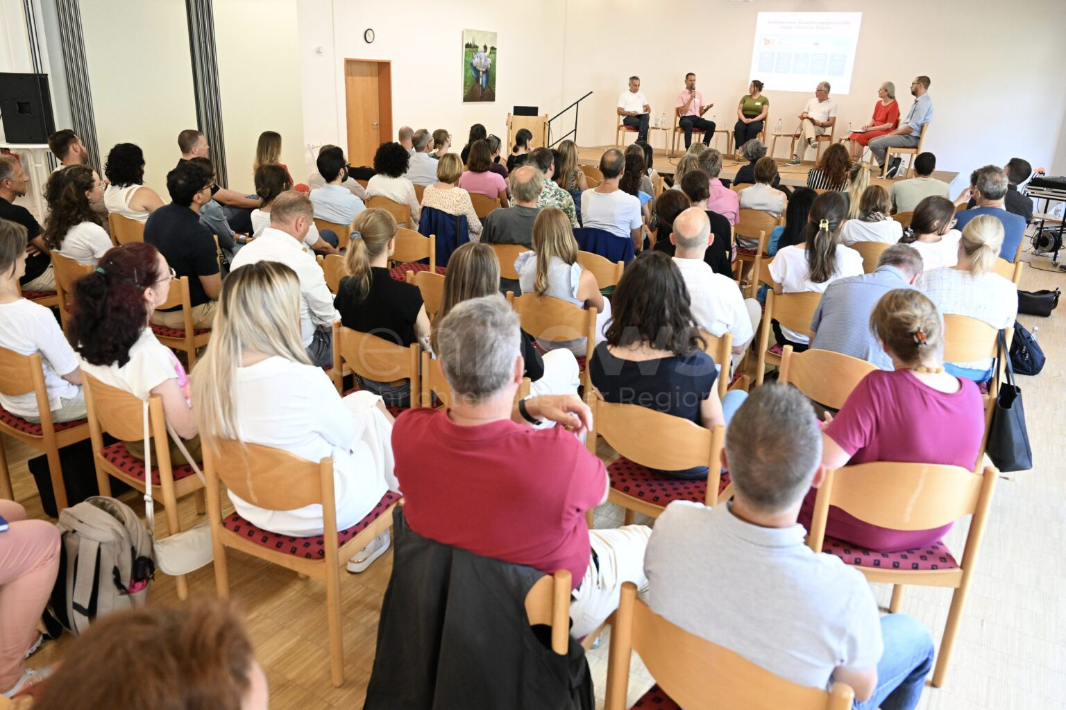 REGENSBURG - 🤝 Integrationsforum mit 80 Experten diskutiert Zuwanderung! Sachliche Debatte gegen Rassismus - 68% Erwerbsquote nach 8 Jahren! 📊
