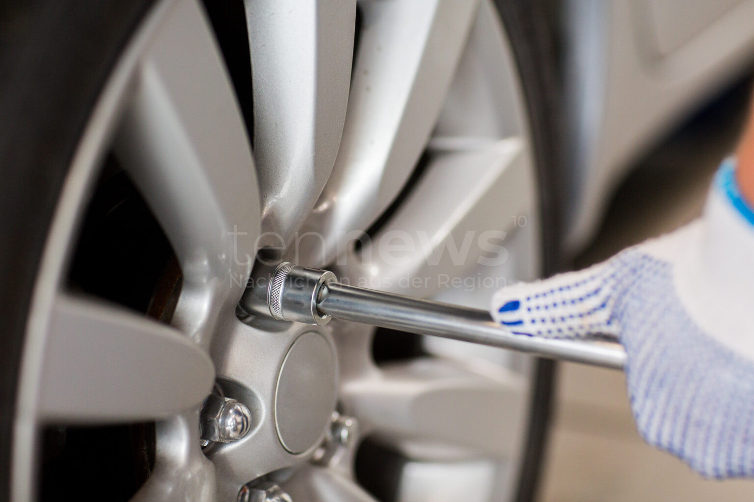 EICHSTÄTT - ⚠️ Gefährliche Sabotage am Autohaus! Unbekannter manipuliert Radmuttern - Reifen löst sich am Donnerstag (17.07.2025) während Fahrt! 🚗