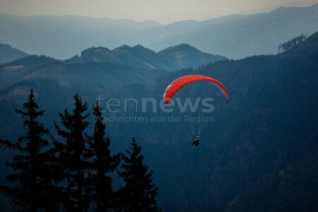HEILIGENSTADT IN OBERFRANKEN - 🪂 Dramatische Rettung am Samstag (19.07.2025)! Paraglider (65) stürzt nach Thermikabriss in 25m hoher Kiefer! 🌲