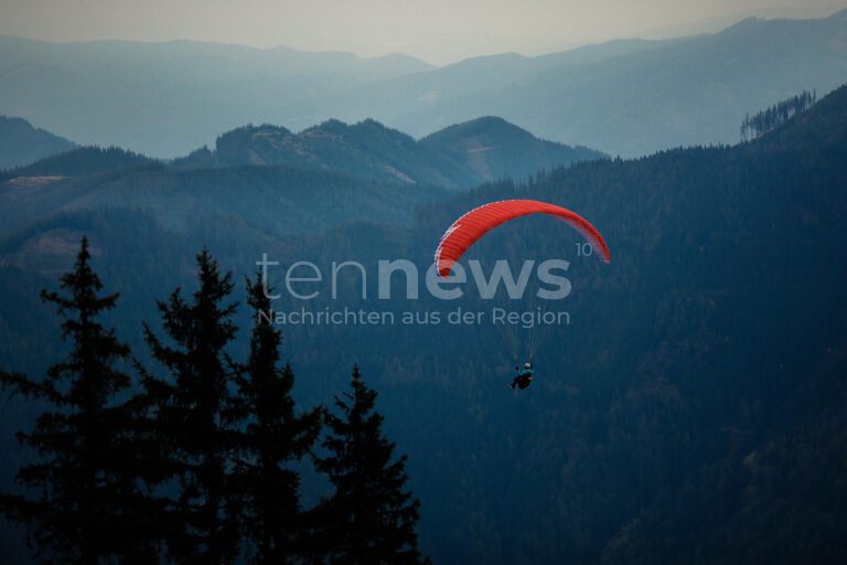HEILIGENSTADT IN OBERFRANKEN - 🪂 Dramatische Rettung am Samstag (19.07.2025)! Paraglider (65) stürzt nach Thermikabriss in 25m hoher Kiefer! 🌲