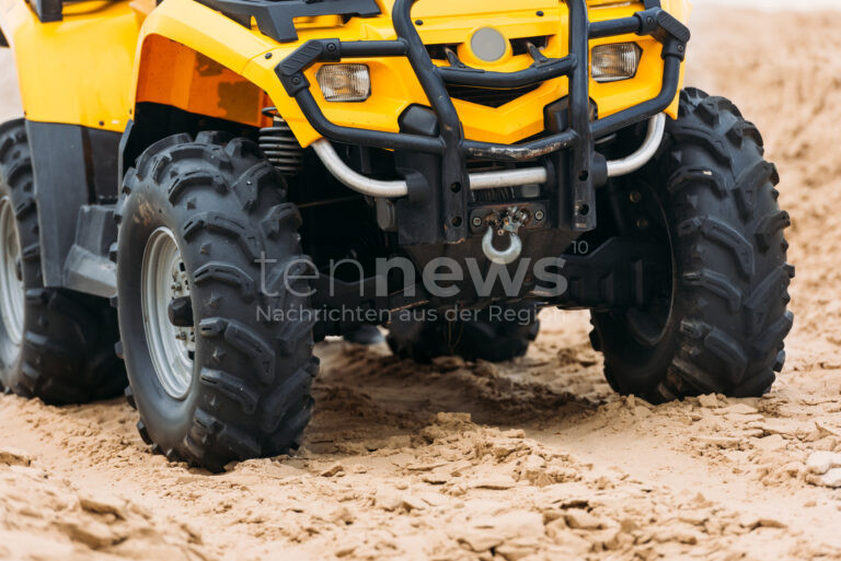 SCHWEITENKIRCHEN - 🛵 Quad-Fahrer flüchtet am Dienstag (15.07.2025) nach Crash! Unentschlossenes Ausscheren auf Fahrspur endet mit 8.000 Euro Schaden an Audi 🚗
