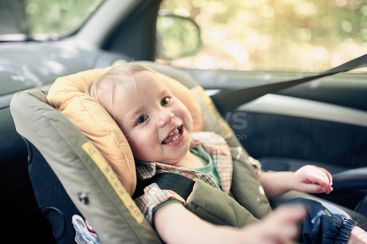 INGOLSTADT - 🚔 Auto verriegelt sich am Dienstag (02.07.2025) mit Baby (11 Monate) im Inneren – Polizei schlägt Scheibe ein und rettet Kind aus Hitze! 🌡️