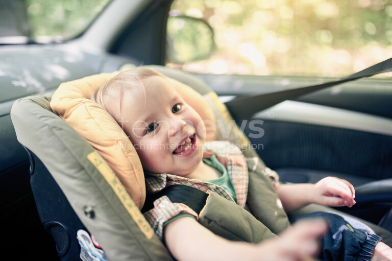 INGOLSTADT - 🚔 Auto verriegelt sich am Dienstag (02.07.2025) mit Baby (11 Monate) im Inneren – Polizei schlägt Scheibe ein und rettet Kind aus Hitze! 🌡