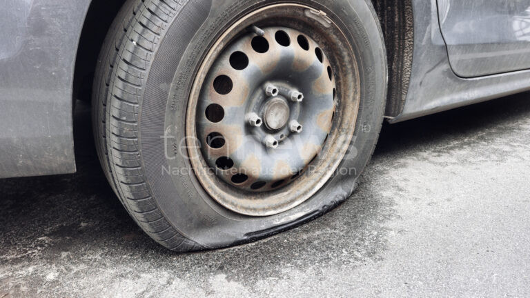 MAMMING - 🛞 Reifen am Mazda CX-5 zwischen Samstag (26.07.2025) und Sonntag zerstochen! Polizei bittet um Hinweise. 🚓