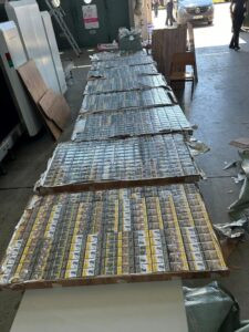 LEIPHEIM - 🚛 Zoll deckt Zigaretten-Schmuggel auf A8 auf! 75.000 Zigaretten in Arbeitsplatten versteckt - Steuerschaden über 19.700 Euro! 🚬
