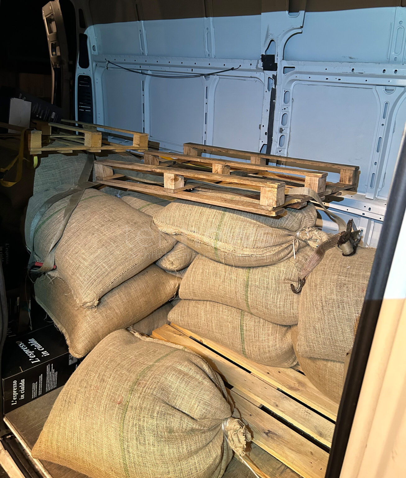 AUGSBURG / FÜSSEN - ☕ Zoll vermeldet am Freitag (18.07.2025) Coup: Italiener mit über einer Tonne Kaffee gestoppt! 2.300 Euro Nachzahlung! 🚛