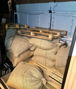 AUGSBURG / FÜSSEN - ☕ Zoll vermeldet am Freitag (18.07.2025) Coup: Italiener mit über einer Tonne Kaffee gestoppt! 2.300 Euro Nachzahlung! 🚛