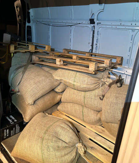 AUGSBURG / FÜSSEN - ☕ Zoll vermeldet am Freitag (18.07.2025) Coup: Italiener mit über einer Tonne Kaffee gestoppt! 2.300 Euro Nachzahlung! 🚛