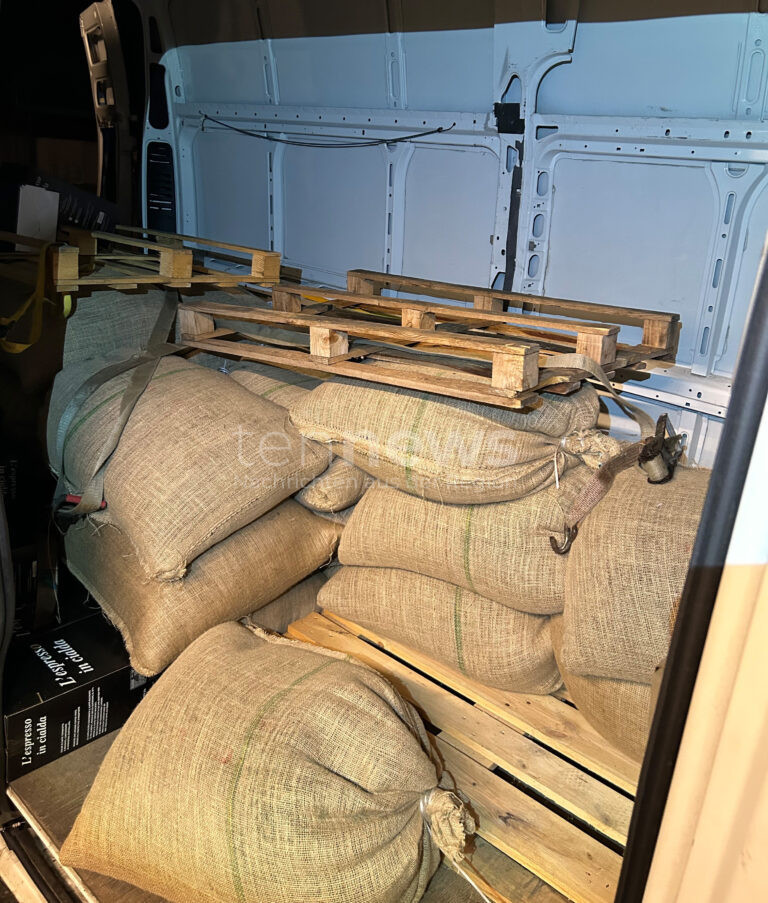 AUGSBURG / FÜSSEN - ☕ Zoll vermeldet am Freitag (18.07.2025) Coup: Italiener mit über einer Tonne Kaffee gestoppt! 2.300 Euro Nachzahlung! 🚛
