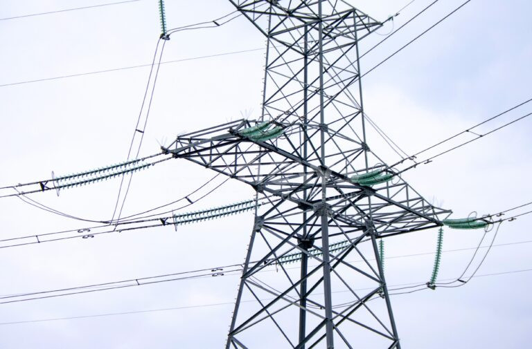 HOHENBRUNN - ⚡ Hochspannungsmast-Unfall am Sonntag (13.07.2025) gegen 11:55 Uhr! Österreicher (66) mit Brandverletzungen ins Krankenhaus! 🔥