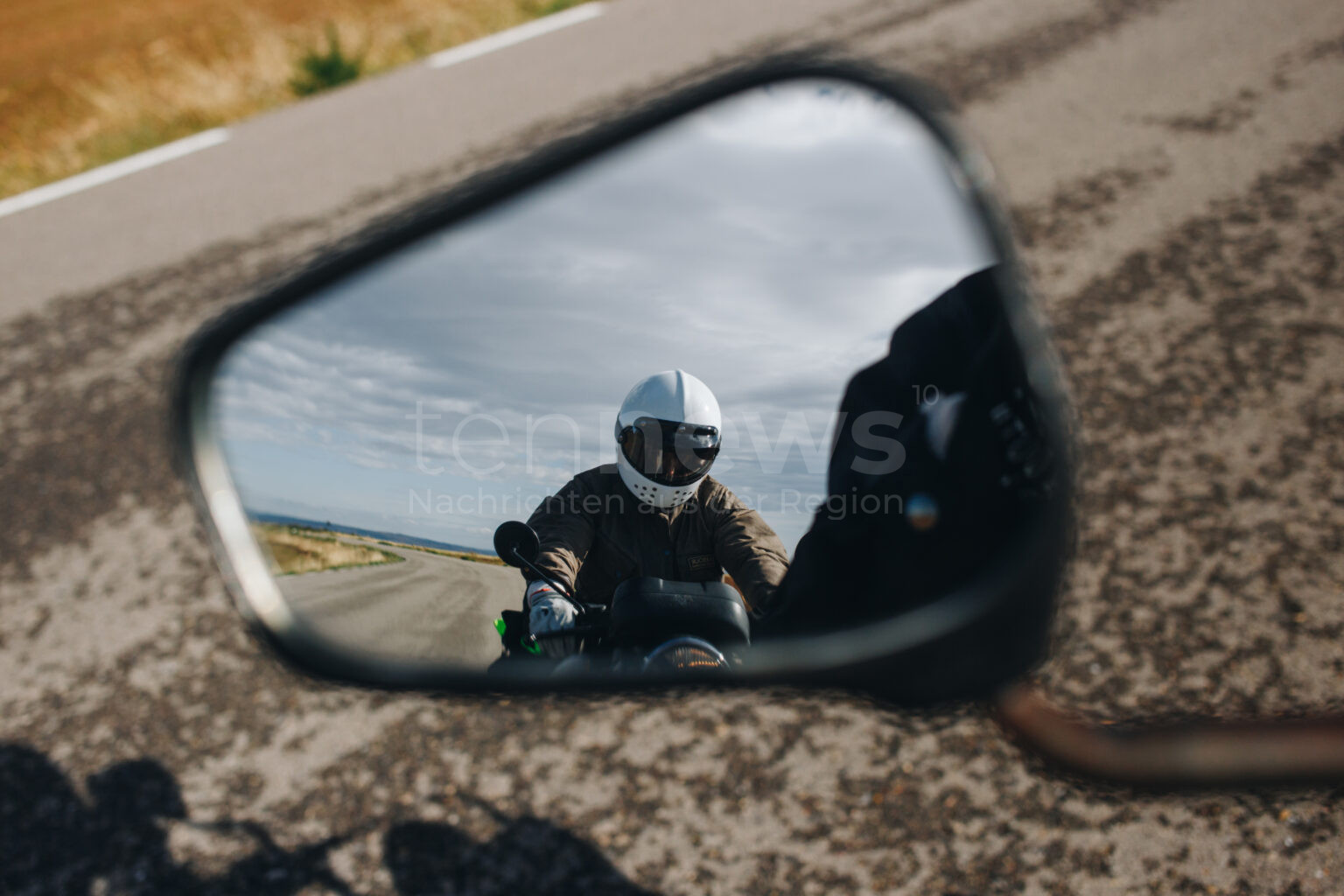 WEICHERING - 🏍️ Irrer Motorradfahrer terrorisiert Autofahrerin am Donnerstag (17.07.2025)! Schlägt drei Mal gegen Außenspiegel - Zeugen gesucht! 👮