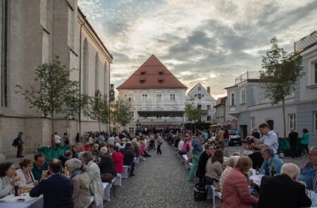 EICHSTÄTT - 🎵 Willibaldswoche am Samstag (12.07.2025) mit 200 Gospel-Sängern! Silent Disco im Dom und Jugendfestival mit Live-Musik! 🎤