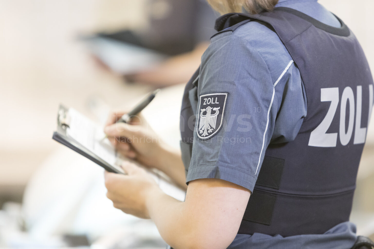 AUGSBURG - ✈️ Der Sommerferien-Start naht! Diese Zoll-Grenzen müssen Bayern bei der Rückreise beachten - sonst droht böse Überraschung am Flughafen! 🛃