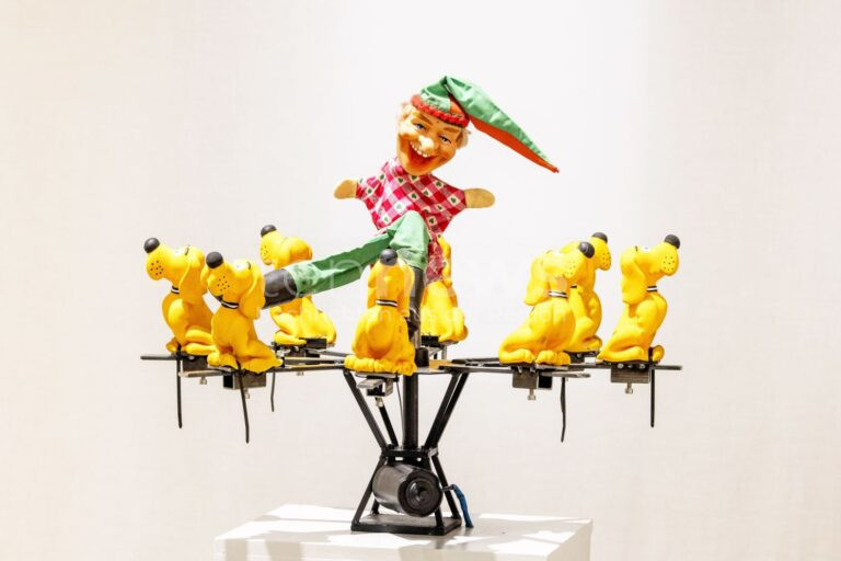 REGENSBURG - 🖼 Ausstellung von Guido Weggenmann ab Sonntag (14.09.2025) im Leeren Beutel: Skulpturen, Materialspiel und subtile Ironie – Eintritt frei! 🎨