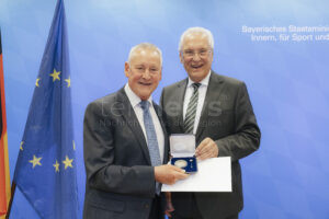 FÜRTH - 🏅 Kommunale Verdienstmedaille in Gold für OB Thomas Jung: Hohe Auszeichnung für herausragenden Einsatz in Fürth! 👏
