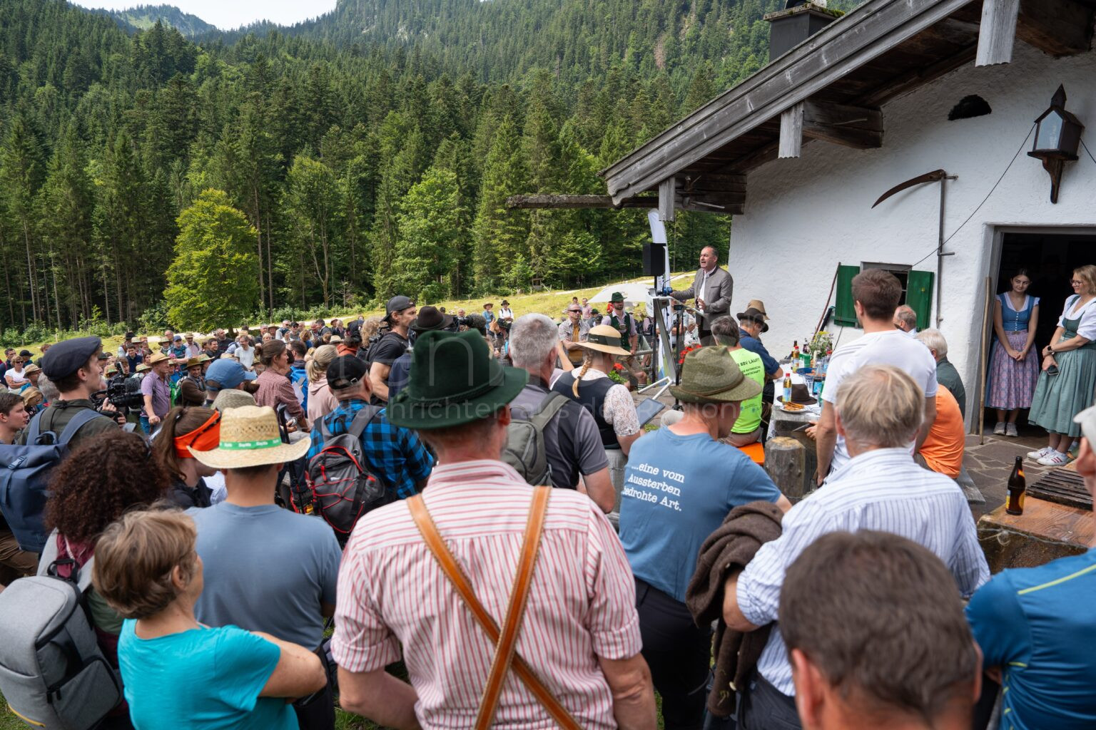 RUHPOLDING - 🐑 Almwirtschaft im Fokus: Aiwanger fordert bei Almbegehung weniger Bürokratie, rechtssicheren Umgang mit Wolf und mehr Freiheit für Bauern. 🌄